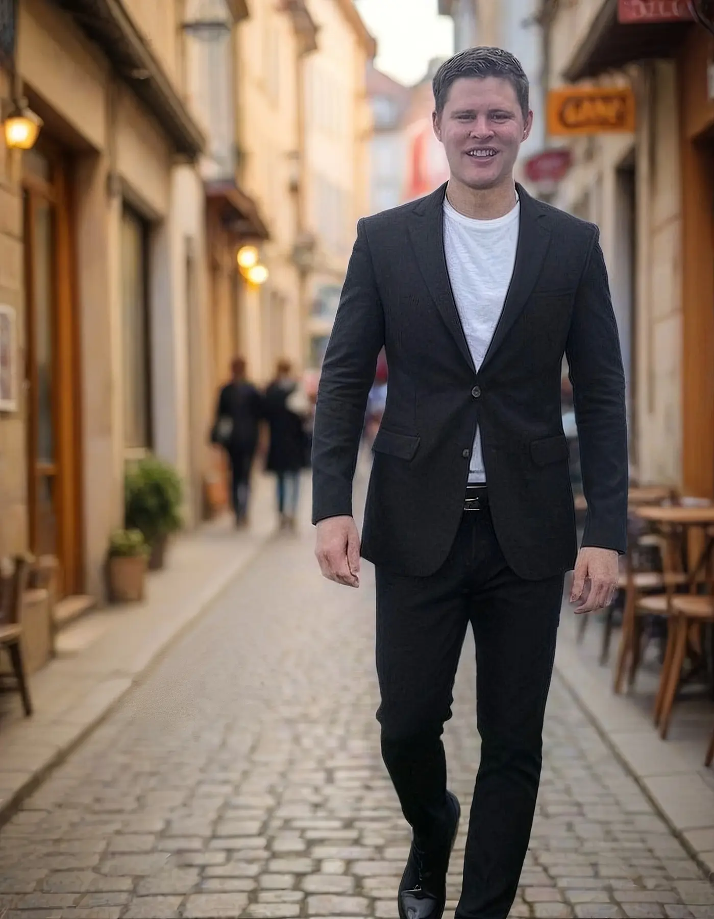 Alex Anderson-Kahl in a relaxed professional setting